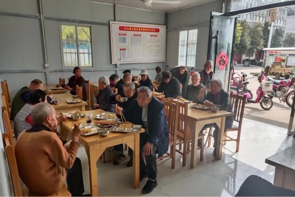 老年助餐老人舒心.jpg